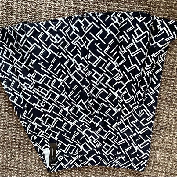 𝅺LARRY Levine NWT pleated skirt. Belt loops in fun geometric pattern. - Picture 2 of 5